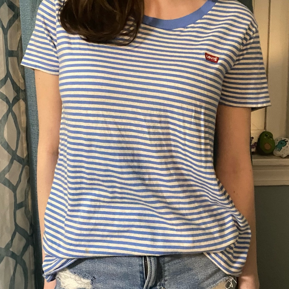 Soft fabric blue and white striped Levi’s tee 🤍💙
